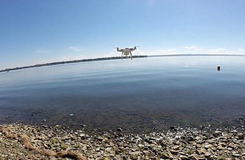 城會玩！加拿大男子成功用無人機(jī)釣到魚