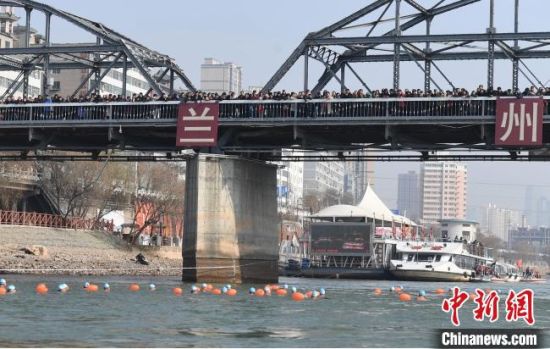 圖為活動(dòng)現(xiàn)場(chǎng)冬泳愛(ài)好者表演“漂游”?！钇G敏 攝