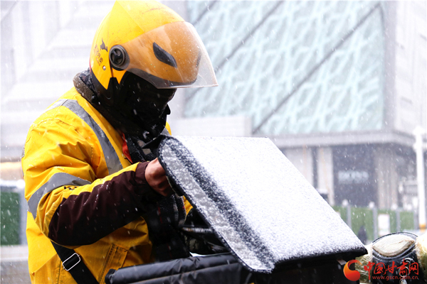 2020年第一場(chǎng)雪巧遇“小寒” 蘭州人請(qǐng)收下?。ńM圖）