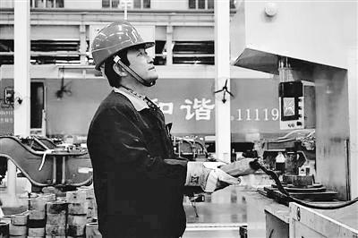 蘭州：寒夜黃河邊，他一把拉出落水大學(xué)生