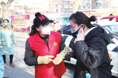用點(diǎn)滴善舉筑就強(qiáng)大正能量 蘭州市各級(jí)道德模范、蘭州好人齊心援助抗擊疫情一線