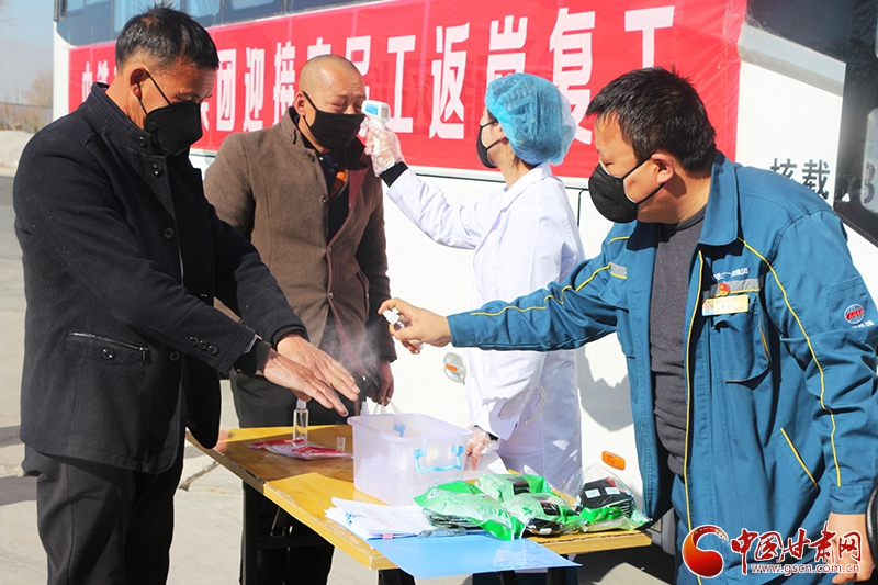 往返800多公里！中鐵二十一局二公司蘭州新區(qū)辦事處包車迎接農民工返崗復工（圖）