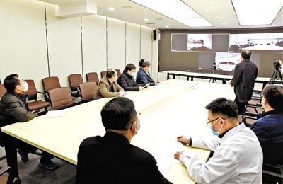 蘭大校長嚴純?nèi)A等視頻連線蘭大一院、二院支援湖北醫(yī)療隊員