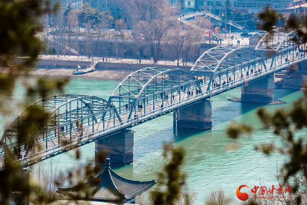 蘭州白塔山上俯瞰藍(lán)色黃河 山水如畫沁心弦