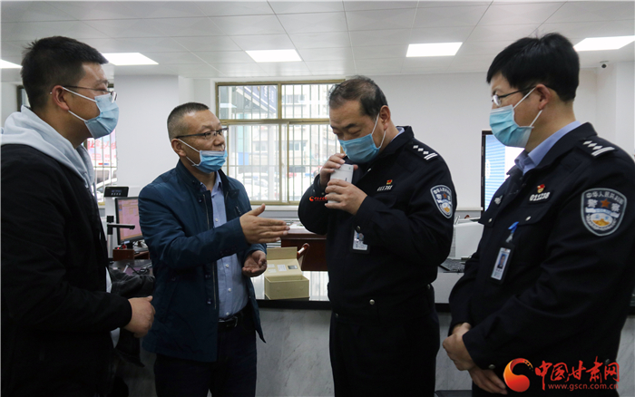 愛心企業(yè)向蘭州城關(guān)交警大隊(duì)捐贈一批消毒機(jī)（圖）