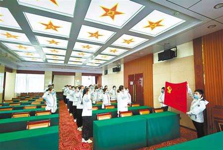 一次難得的黨課——甘肅第二、第三批援鄂醫(yī)療隊(duì)預(yù)備黨員宣誓儀式側(cè)記