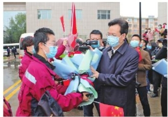 慶陽市第二、三批支援湖北醫(yī)療隊(duì)12名隊(duì)員凱旋