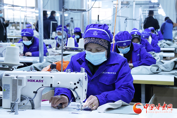 【甘肅省決戰(zhàn)決勝脫貧攻堅(jiān)】臨夏東鄉(xiāng)縣：扶貧車間建在家門(mén)口 貧困群眾變身“上班族”（圖）