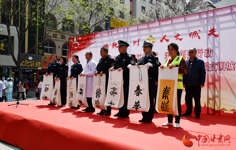 用紙墨定格“感動瞬間”用巧手致敬“抗疫英雄”——蘭州城關區(qū)向“抗疫英雄”“文明捍衛(wèi)者”捐贈剪紙書法作品