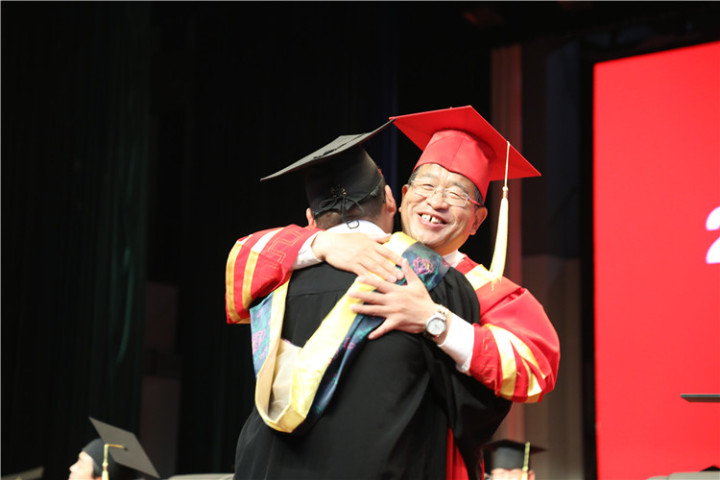 17分鐘14次掌聲！隴東學(xué)院院長辛剛國這樣深情寄語畢業(yè)生