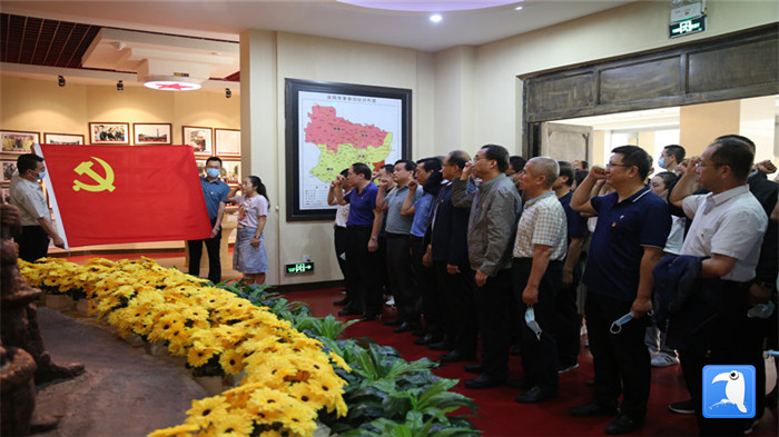 6月30日上午，慶陽市紀委監(jiān)委機關黨委組織全體黨員干部赴市博物館開展“迎七一·紀念建黨99周年”主題黨日活動。拍攝：葛歡_副本.jpg