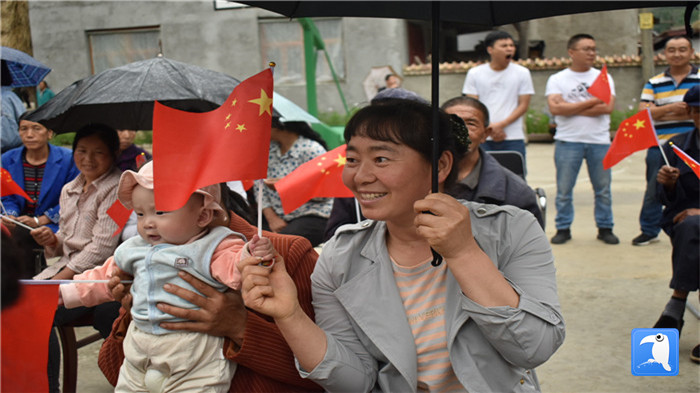 隴南市紀委監(jiān)委黨員干部與宕昌縣官亭鎮(zhèn)杜家村群眾一起慶祝黨的生日。_副本.jpg
