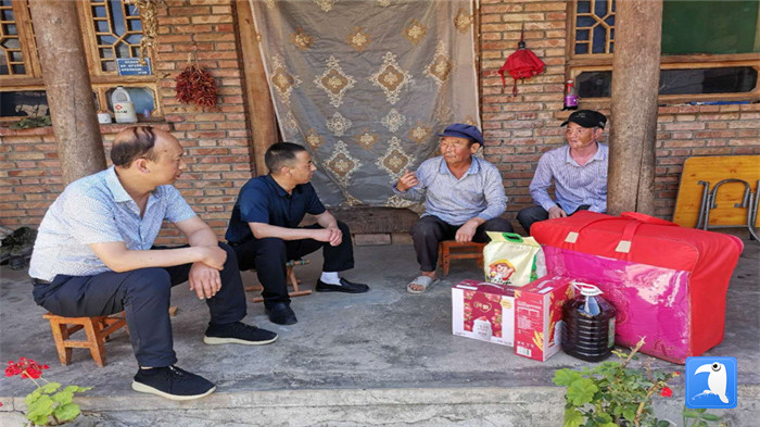 在建黨99周年來臨之際，隴南市禮縣紀委監(jiān)委在中壩鎮(zhèn)、三峪鄉(xiāng)開展“七一”慰問老黨員、困難黨員活動，為他們送去組織的關懷和節(jié)日的問候。_副本.jpg