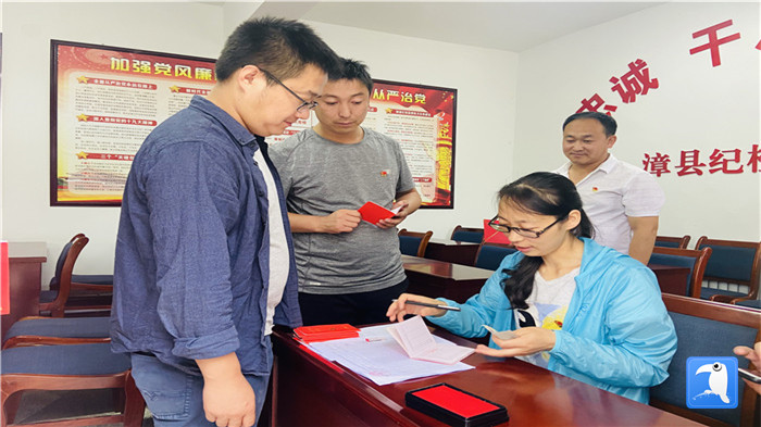 定西市漳縣紀委監(jiān)委現場繳納黨費（穆常榮 攝）.jpg