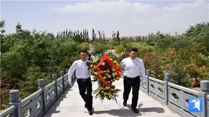七一”前夕，白銀市紀委監(jiān)委機關黨委組織黨員來到紅軍西路軍景泰烈士陵園開展主題黨日活動。 朱鵬拍攝_副本.jpg