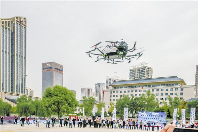 超酷、超刺激！智能駕駛飛行器在蘭載人試飛