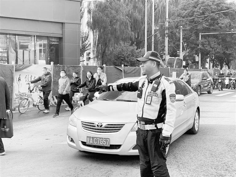 近期蘭州市區(qū)多處路段占道施工，高峰期市民請(qǐng)盡量繞行