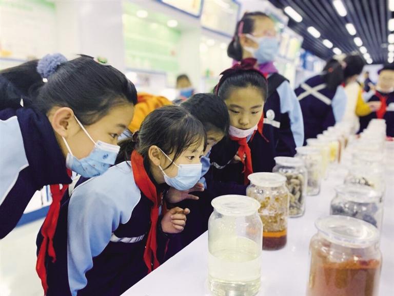 小學(xué)生體驗(yàn)科技如何為食品藥品“保安全” 增強(qiáng)舌尖上的安全意識(shí)