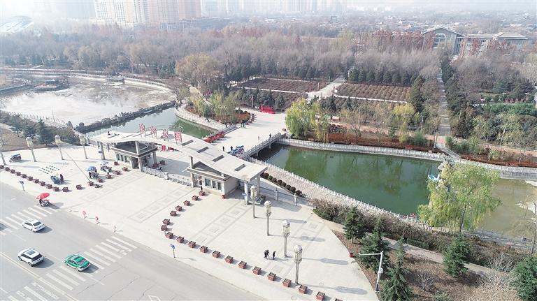 　初冬時節(jié)，臨夏市東郊公園里,楓樹、松柏、云杉等樹木色彩斑斕