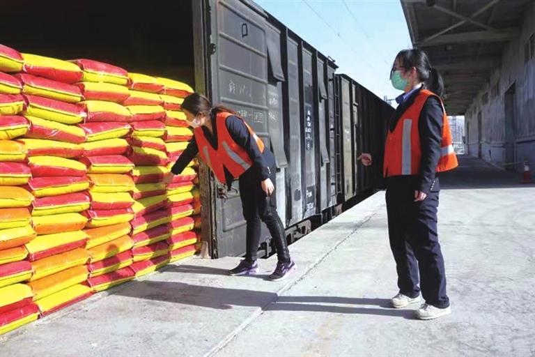 農(nóng)特產(chǎn)品“走出去” 生活物資運(yùn)進(jìn)來 蘭渝鐵路為山區(qū)經(jīng)濟(jì)發(fā)展注入“新動能