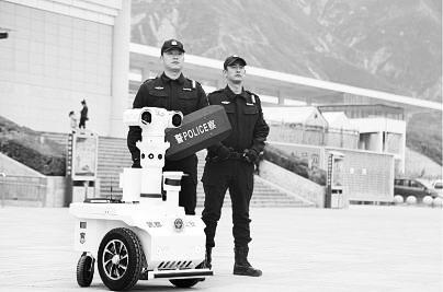新奇！5G巡邏機器人亮相隴南武都街頭