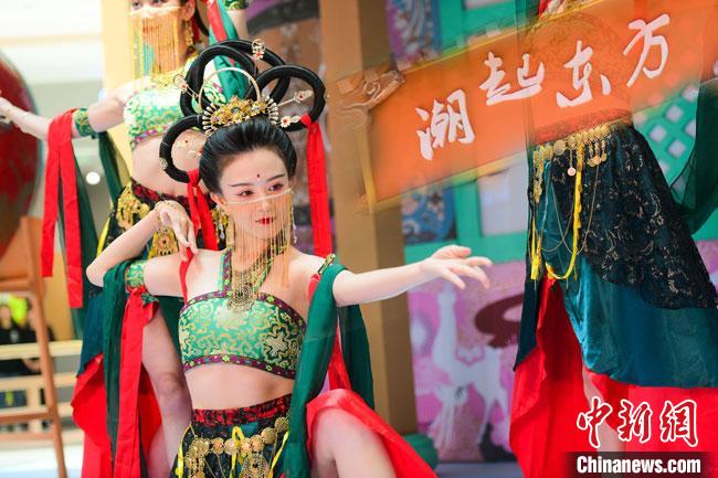 圖為今年9月5日，在重慶亮相的敦煌博物館“潮起東方”主題活動(dòng)現(xiàn)場。敦煌博物館供圖