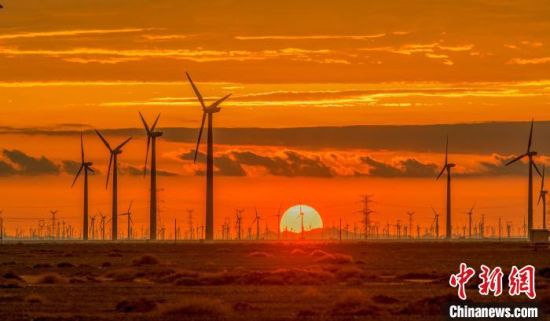 酒泉：戈壁灘工業(yè)園告別“戶戶點火” 既共享也差異