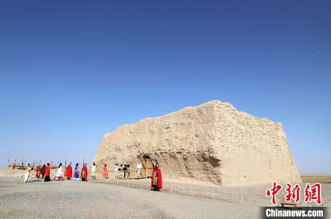 數(shù)十位身著古裝的女性通過體驗賞漢舞、習漢禮、吟誦詩詞等中華傳統(tǒng)文化，再現(xiàn)古絲綢之路的繁華盛景?！⊥踺?攝