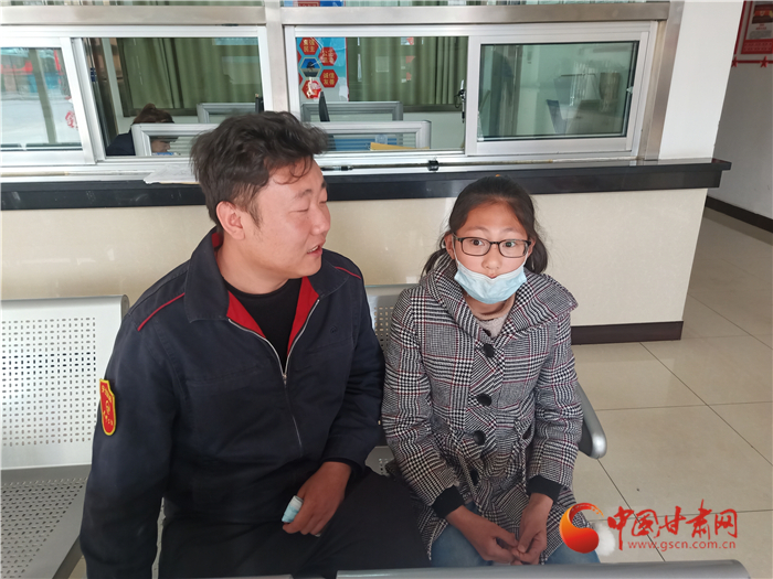 蘭州：10歲小姑娘乘錯(cuò)車(chē) 熱心公交人伸援手