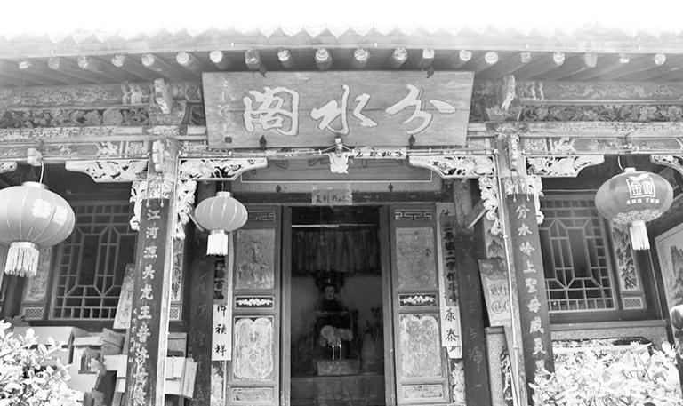 秦嶺鎮(zhèn)分水閣，一屋檐水分江河 這里可看水系奇觀，可賞連翹花海