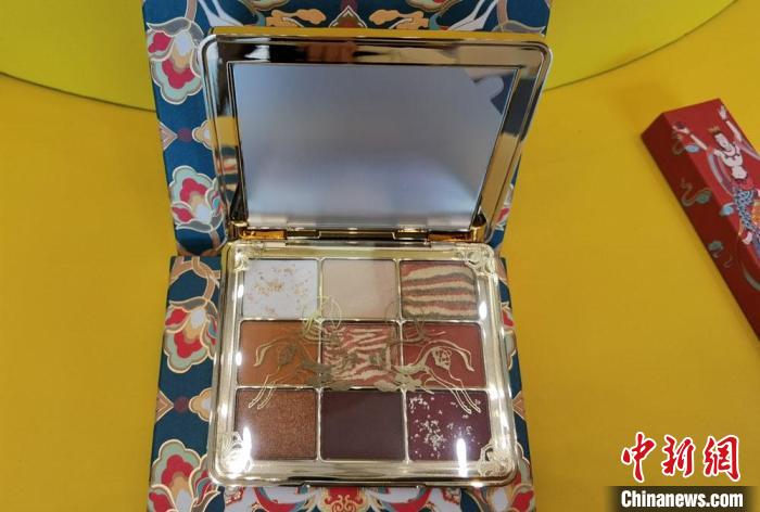 圖為取材壁畫色彩的敦煌美妝?！《∷?攝