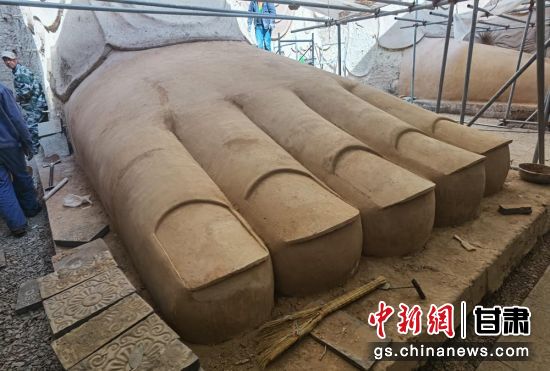 圖為中國“石窟鼻祖”天梯山石窟第13窟大佛足部與局部危巖體搶救性保護(hù)項(xiàng)目施工現(xiàn)場。陳曉斌 攝