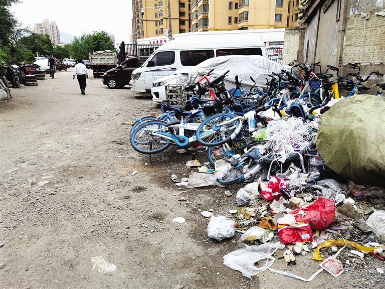 百米土路臟亂差，誰(shuí)來(lái)管？經(jīng)記者協(xié)調(diào)，社區(qū)組織志愿者進(jìn)行了清理