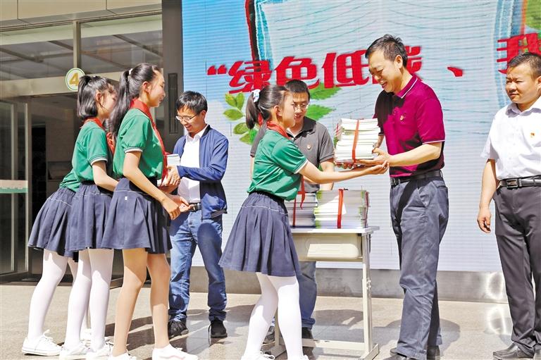 甘肅省生態(tài)環(huán)境廳開展送書進?；顒?>
        </a><em>甘肅省生態(tài)環(huán)境廳開展送書進校活動</em></li>
    <li><a  target=