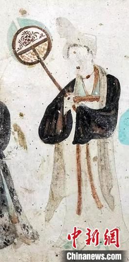 “一把小扇在手，笑對仲夏酷暑。”圖為莫高窟第468窟《執(zhí)團扇女供養(yǎng)人》(中唐)。　敦煌研究院供圖