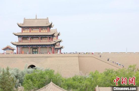 歷經(jīng)數(shù)十載保護修繕的古老關(guān)城得以延年益壽，成為了海內(nèi)外游客“絲路游”的必經(jīng)打卡地?！「哒?攝