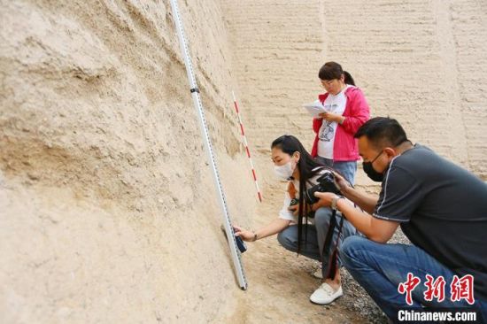 科技保護讓長城價值的真實性和完整性得到有效延續(xù)和傳承。圖為文物工作者正在測量關(guān)城的相關(guān)數(shù)據(jù)?！「哒?攝