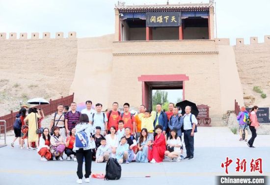 歷經(jīng)數(shù)十載保護修繕的古老關(guān)城得以延年益壽，成為了海內(nèi)外游客“絲路游”的必經(jīng)打卡地?！「哒?攝