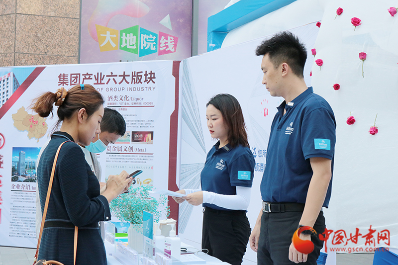 一場涉及人事、財(cái)務(wù)、工程等多個領(lǐng)域招聘會在蘭舉辦 為300余人提供就業(yè)機(jī)會