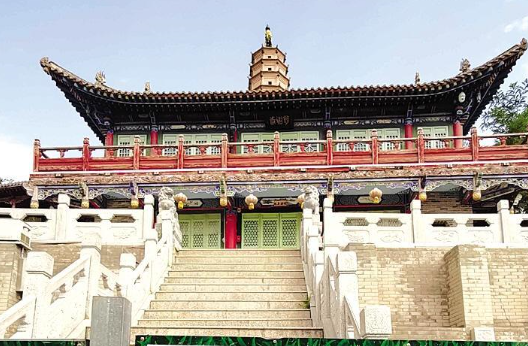 白塔寺閉門謝客，何時開放？管理處：白塔基礎出現(xiàn)病害圍擋施工，預計年底前完工