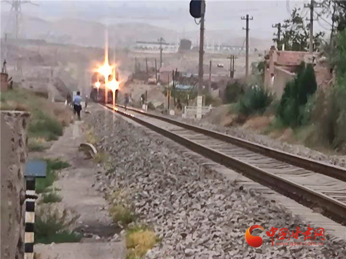 驚險！火車來臨小男孩鐵路上玩耍 蘭鐵民警飛奔將其救下