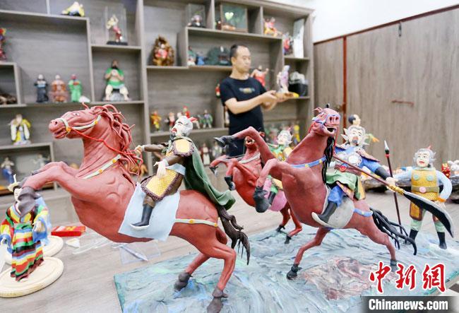 安秋平是成州面塑第五代傳承人，也是當(dāng)?shù)匚ㄒ粓?jiān)守面塑制作的人?！「哒?攝