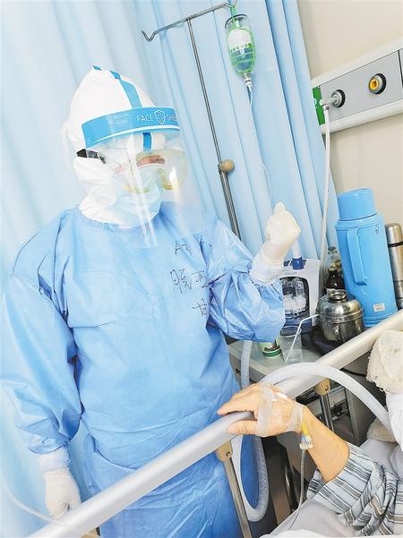 白衣天使 逆風(fēng)綻放——記第48屆南丁格爾獎(jiǎng)獲得者、慶陽市人民醫(yī)院重癥監(jiān)護(hù)室護(hù)士長脫亞莉