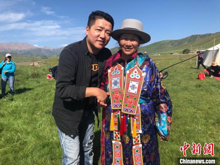 圖為拍攝紀(jì)錄片《西茂的婚禮》期間，張輝剛(左)與裕固族老人合影留念。(資料圖) 張輝剛供圖