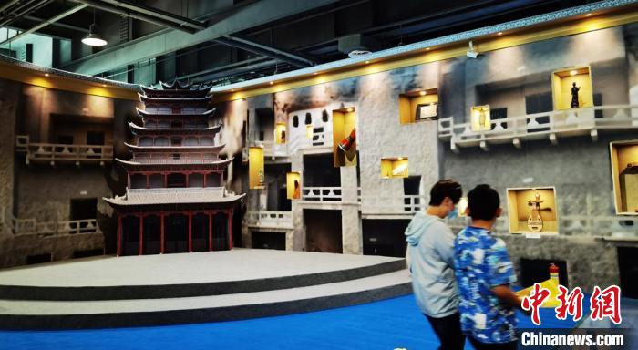 該展覽還借助科技手段，復(fù)原“藏經(jīng)洞”場(chǎng)景，將莫高窟“搬進(jìn)”展廳?！《∷?攝