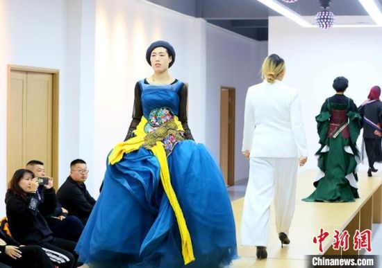 東鄉(xiāng)繡娘在T臺(tái)走秀。　高展 攝