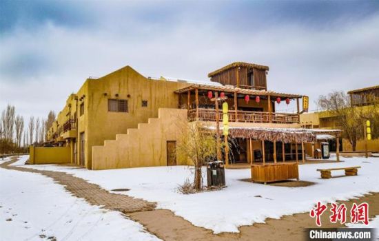 雪落敦煌月牙泉小鎮(zhèn)。　王斌銀 攝