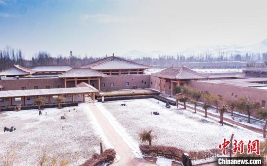 圖為雪落大漠古堡——敦煌山莊?！⊥醣筱y 攝