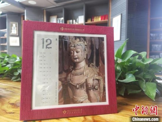 圖為徐晉林制作的敦煌題材的手工書《走進沙漠敦煌——莫高窟與藏書票藝術》，深受讀者喜愛?！￠Z姣 攝