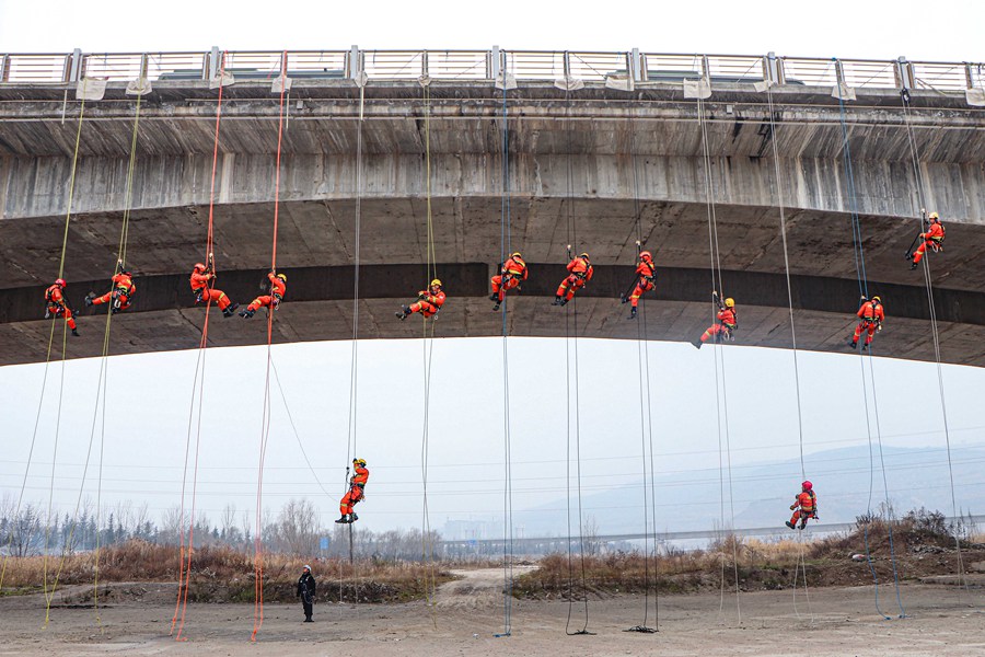 硬核！甘肅天水森林消防員百米高空練技能